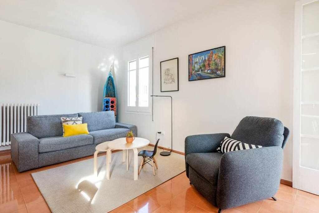 New Top Floor Apt With A Lot Of Light & Aircon ジローナ エクステリア 写真