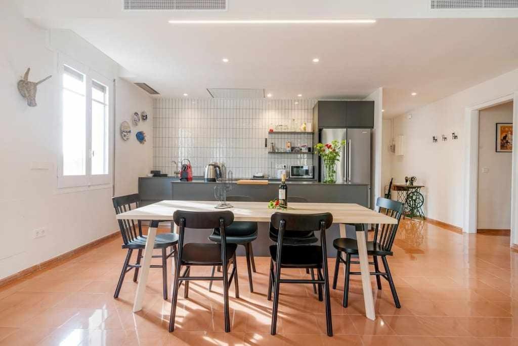 New Top Floor Apt With A Lot Of Light & Aircon ジローナ エクステリア 写真