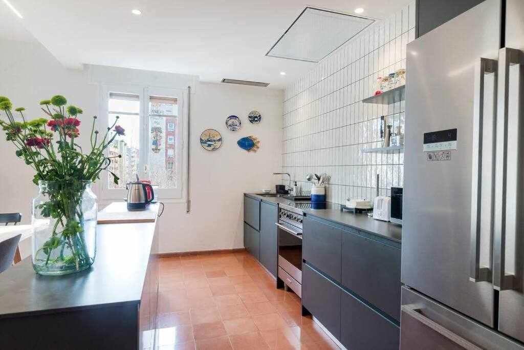 New Top Floor Apt With A Lot Of Light & Aircon ジローナ エクステリア 写真